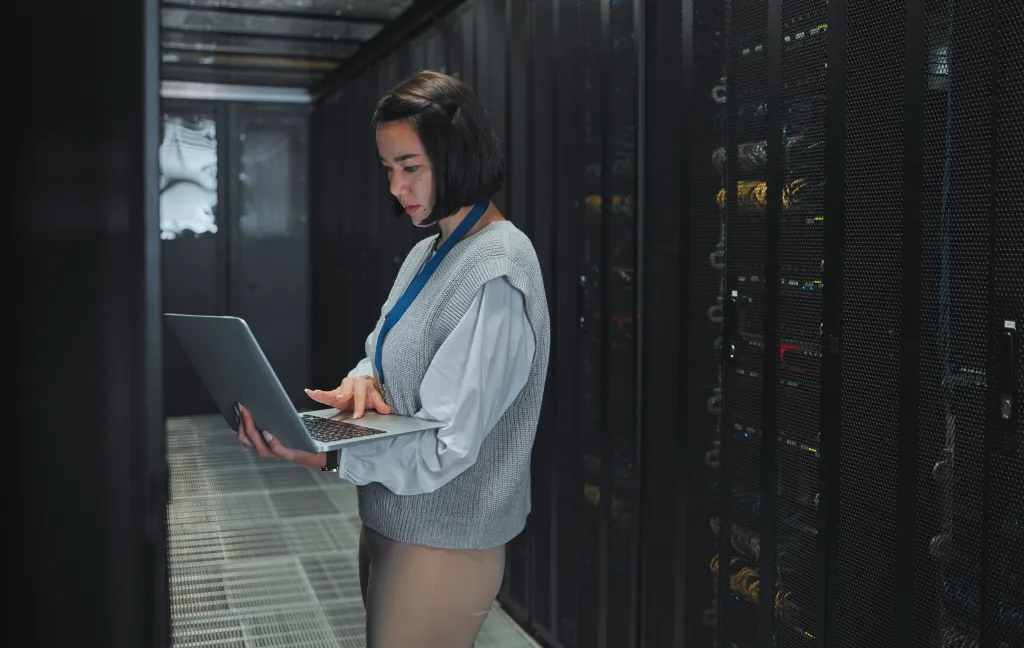 automatisering Financiële automatisering, dame in datacenter
